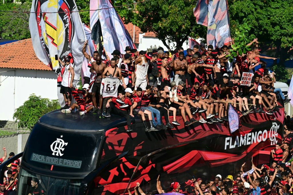 Enfrentamientos entre aficionados y agentes de policía en la despedida de Flamengo rumbo a la final de la Libertadores
