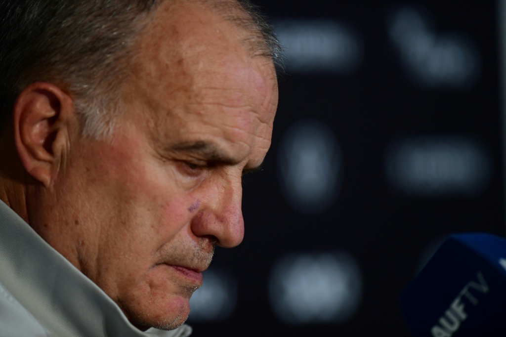 Marcelo Bielsa continúa al mando de Uruguay, afirma el presidente de la AUF