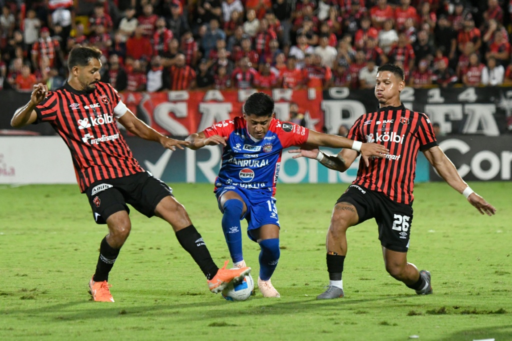 Alajuelense y Xelajú firman empate 1-1 en el primer duelo de la final de la Copa Centroamericana