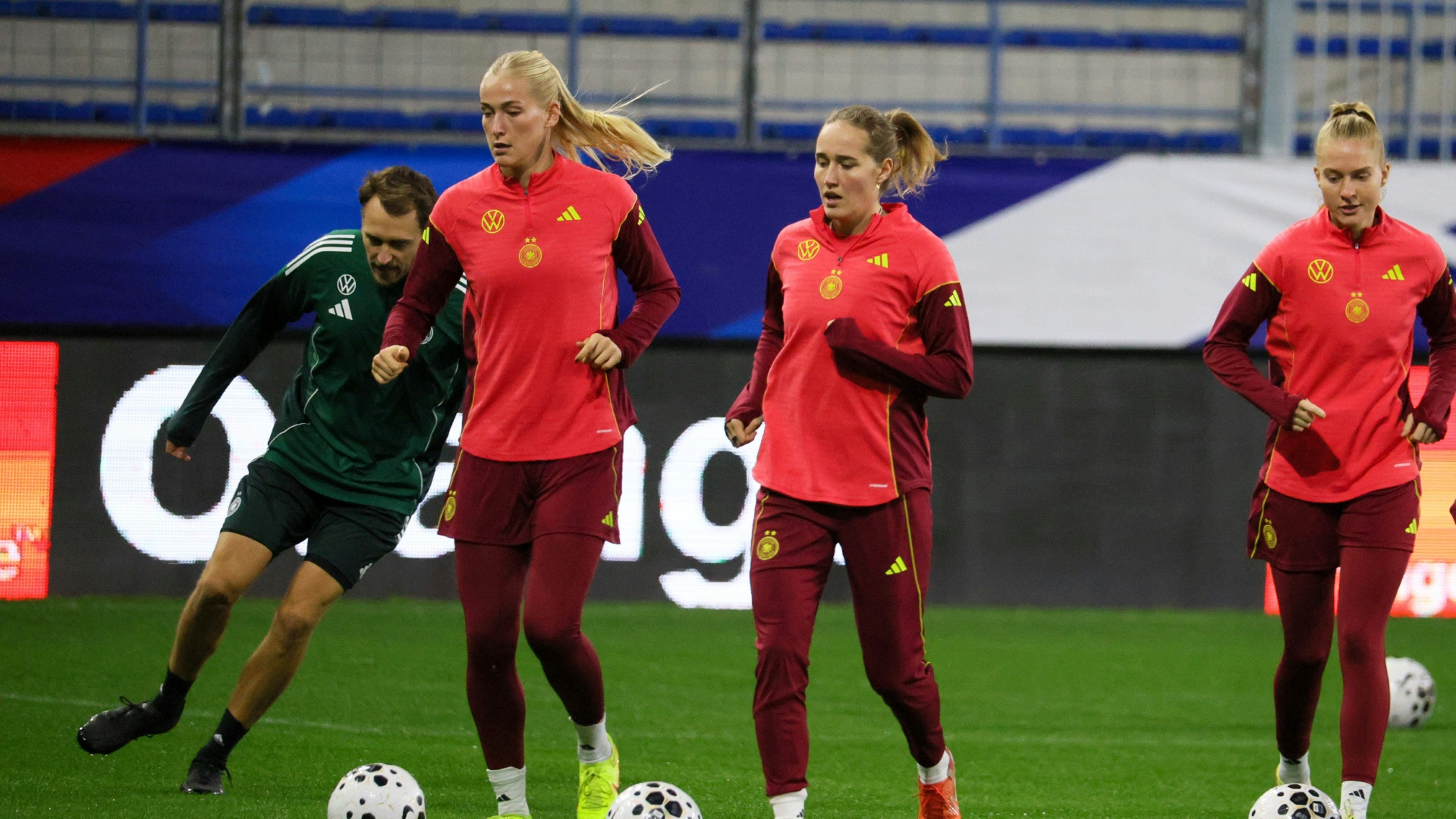 DFB-Frauen ohne Lohmann und Küver im Duell mit Spanien