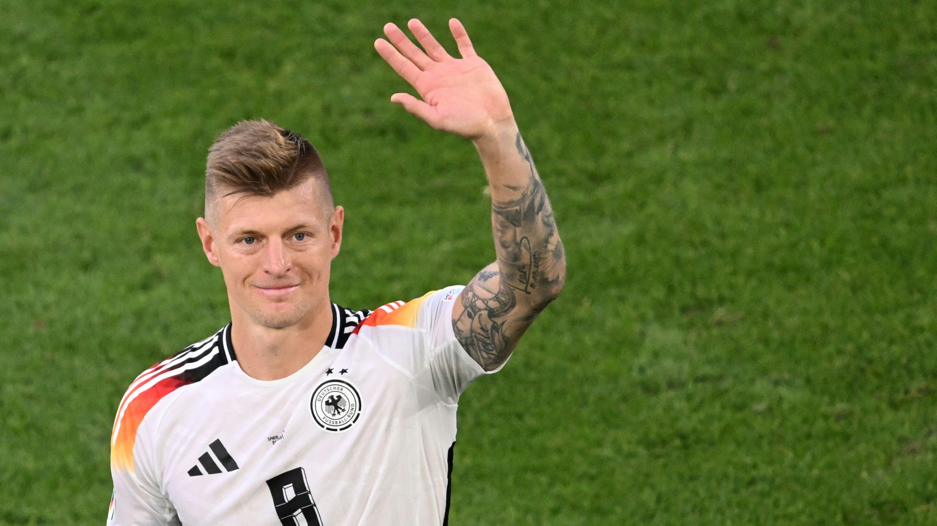 Toni Kroos wird in Madrid mit Bundesverdienstkreuz geehrt