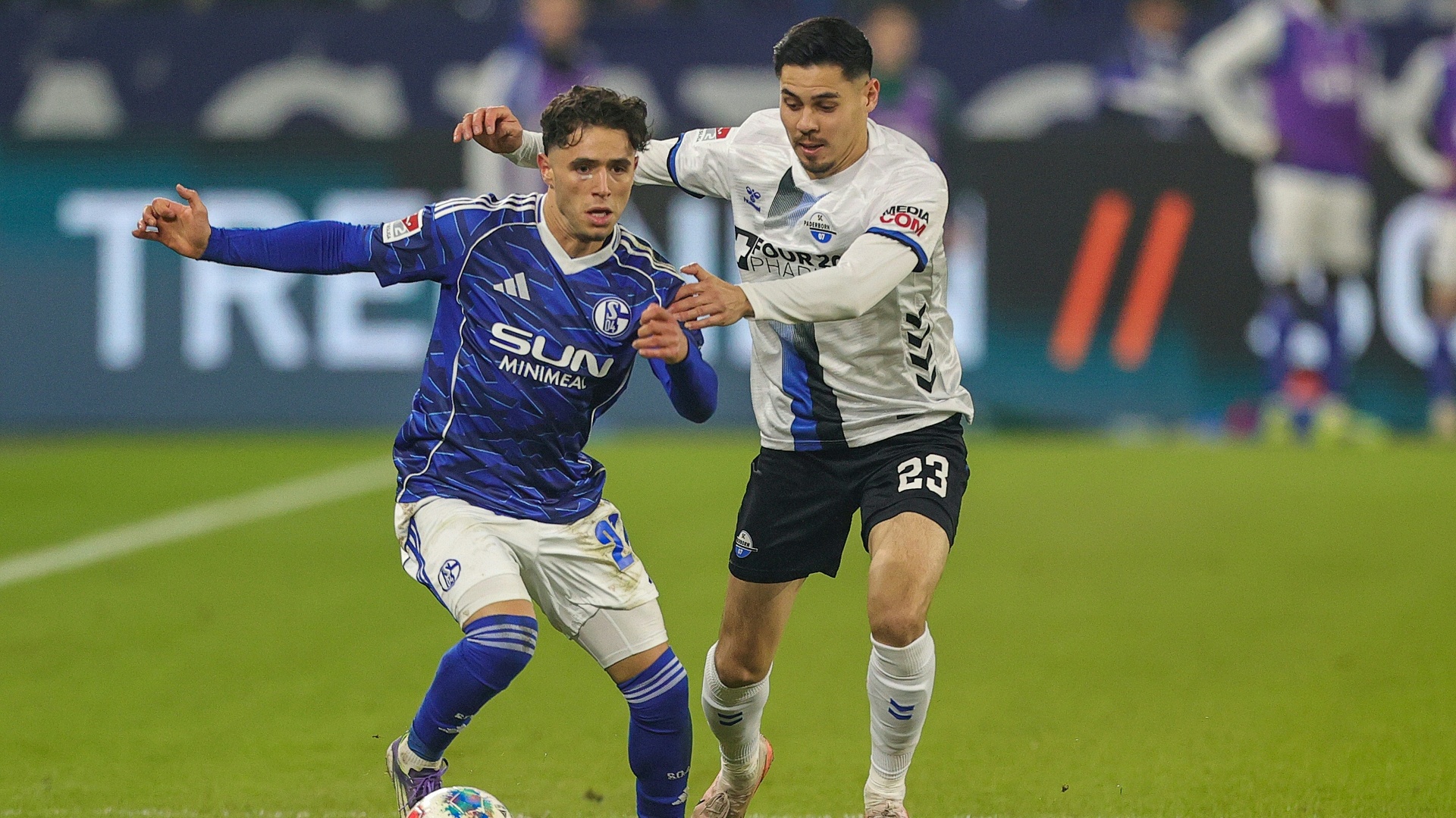 Erfolg im Duell der Besten: Schalke erobert Spitzenposition