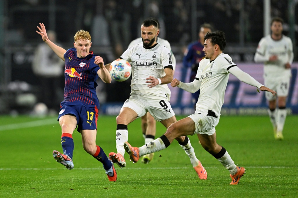 Second-placed Leipzig held to Gladbach stalemate