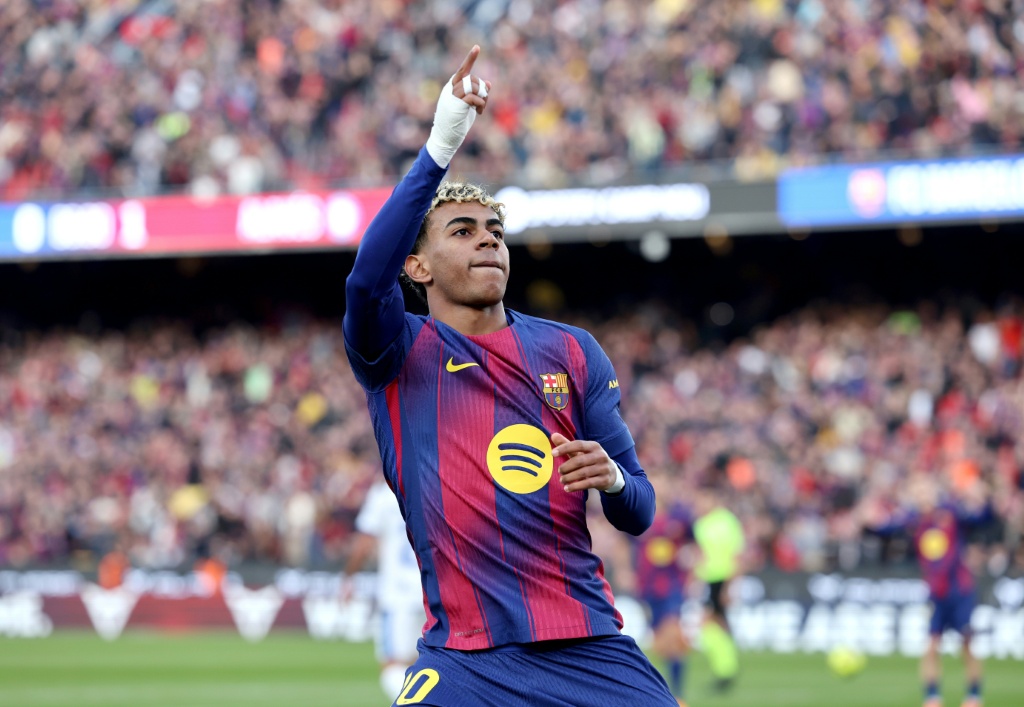 Barcelona derrota Alavés por 3-1 em reviravolta e conquista liderança temporária da Liga Espanhola