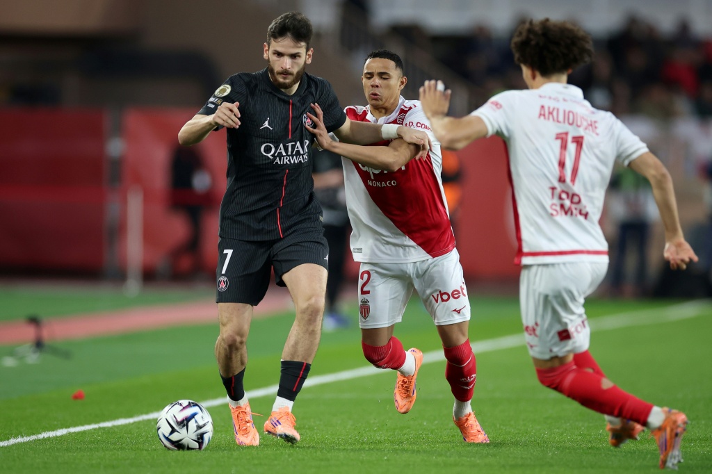 Ligue 1 : sans éclat, le PSG battu par Monaco et sous pression en sommet