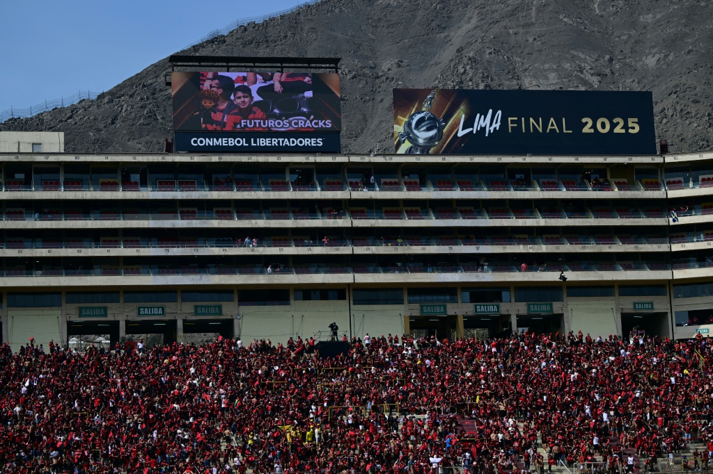Bruno Henrique e Danilo no onze inicial do Flamengo Carlos Miguel fixo na baliza do Palmeiras
