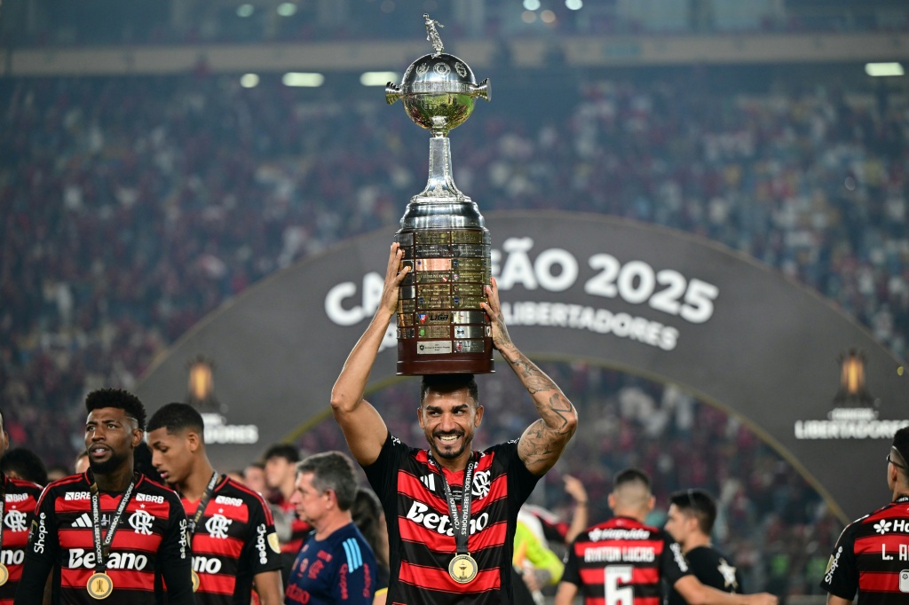 Danilo herói do quarto título do Flamengo homenageia pai e tia que partiu recentemente
