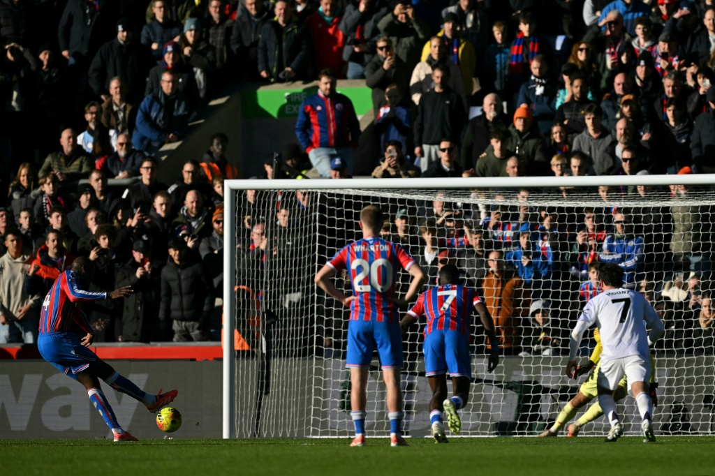 Manchester United vira para cima do Crystal Palace por 2-1 e eleva-se ao sexto posto na liga inglesa