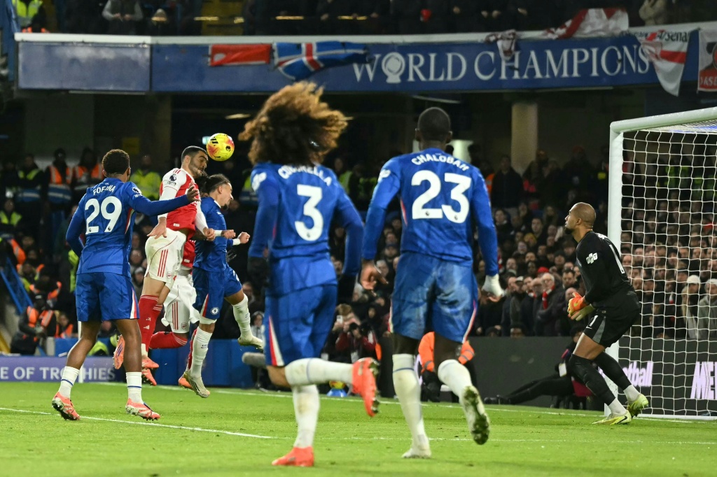 Arsenal Draw with 10-Man Chelsea as Isak Breaks Goal Drought for Liverpool