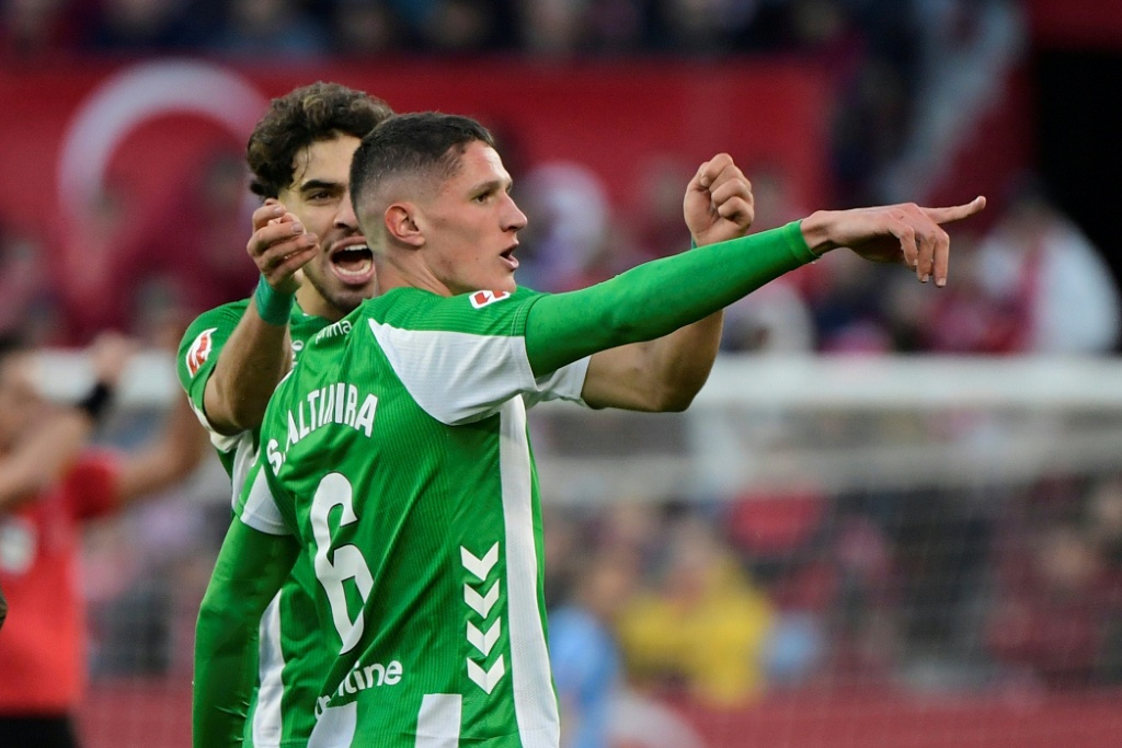 El Real Betis vence en el derbi sevillano con una interrupción por objetos