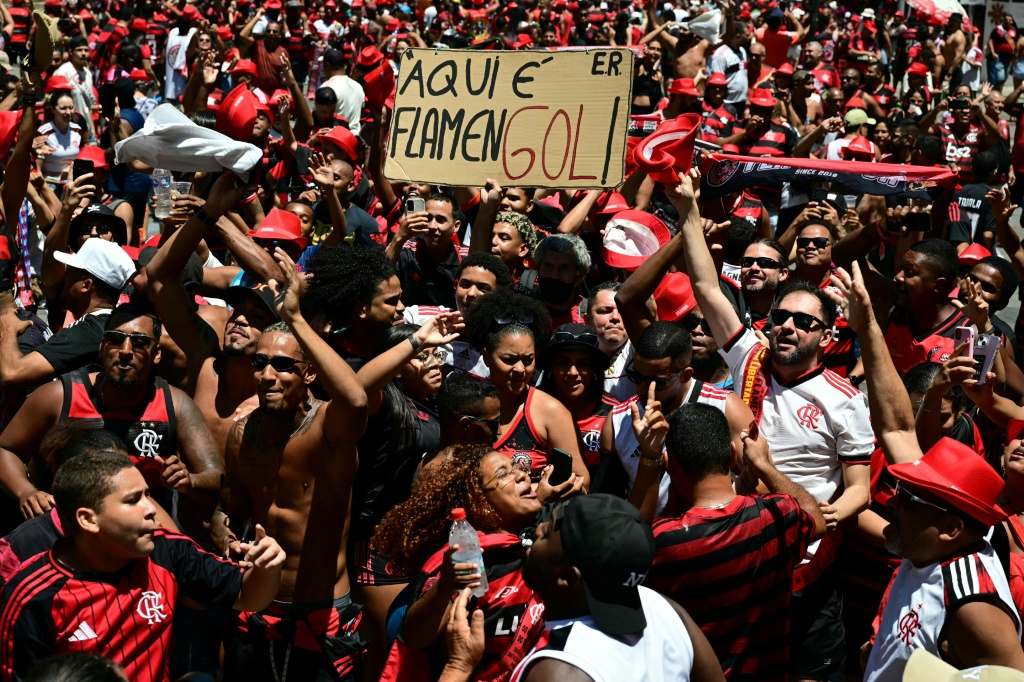 Flamengo celebra vitória no tetra da Libertadores num desfile com milhares de adeptos