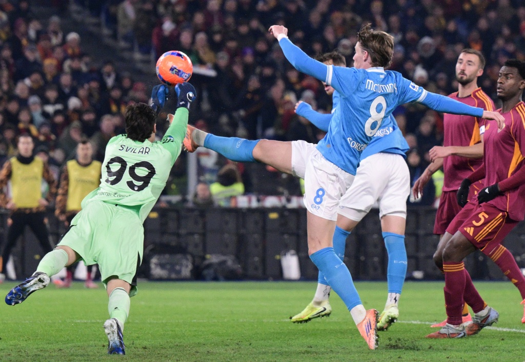 Napoli derrota 1-0 a la Roma en campo rival y empata en la cima con el Milan