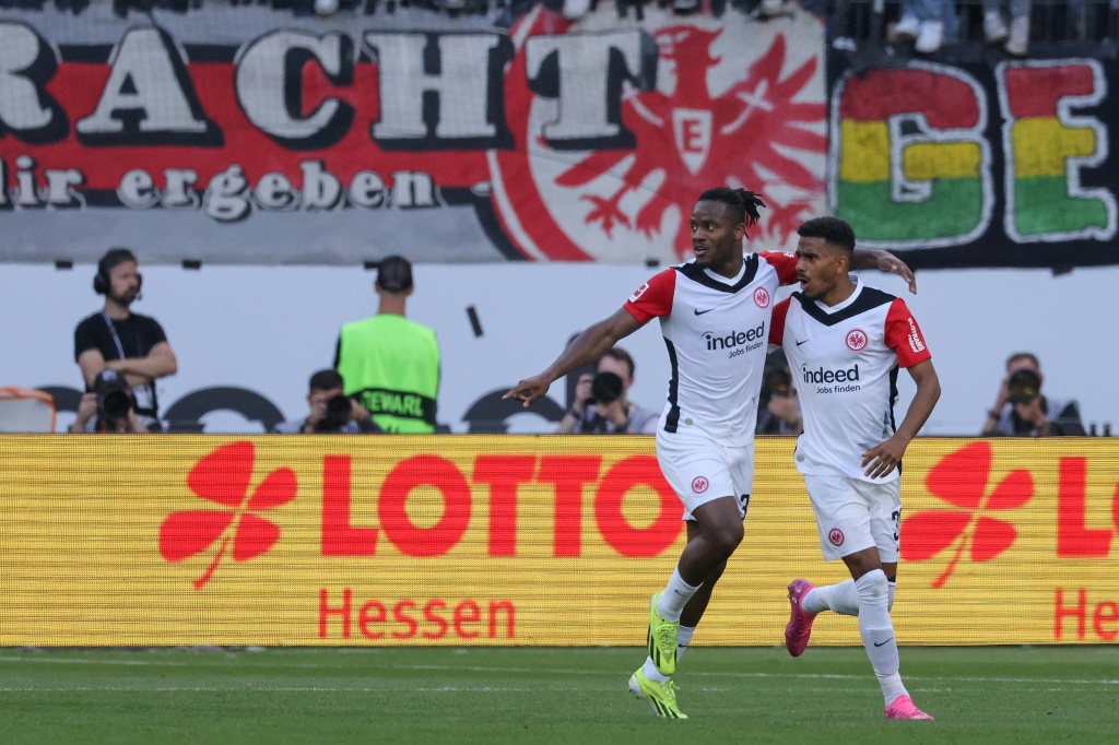 Stuttgart y Eintracht Frankfurt fallan en su pugna por plazas de Champions