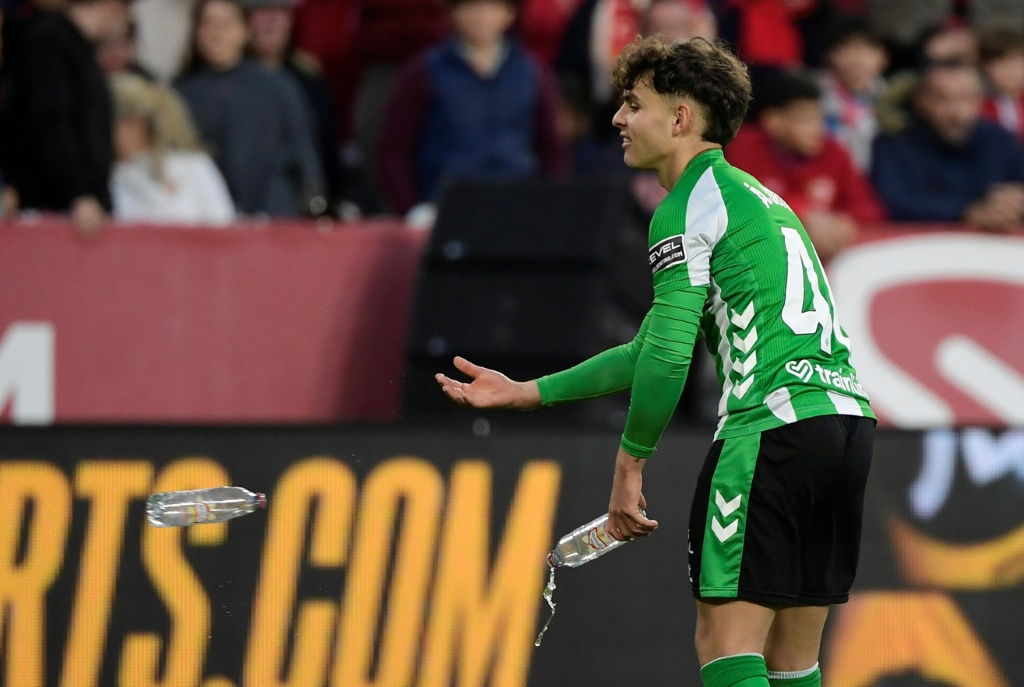 Sevilla enfrenta tres jornadas de cierre parcial en su estadio por altercados en el derbi