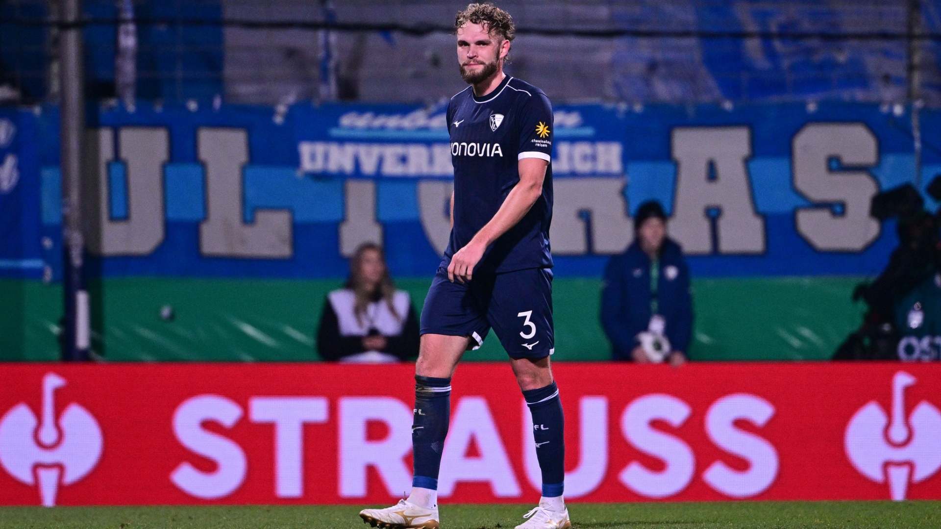 Eigen goal und rote Karte: Strompf ebnet Stuttgart den Weg ins Viertelfinale