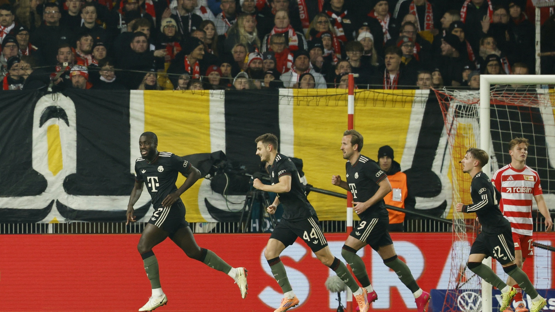 Zwei Eigentore von Union: Bayern sichert sich Pokalviertelfinale