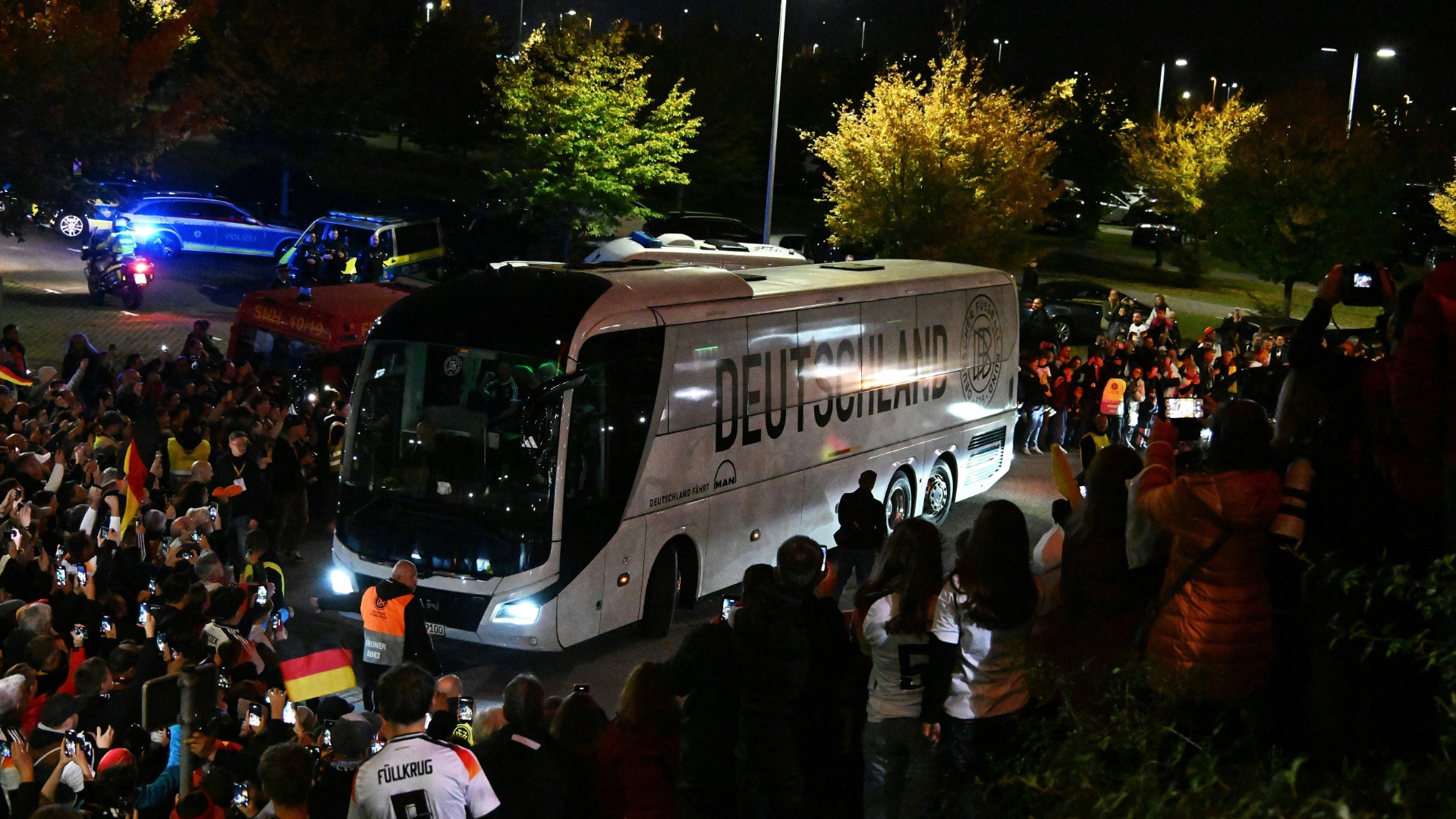DFB will Namen von Fans auf dem Team-Bus anbringen