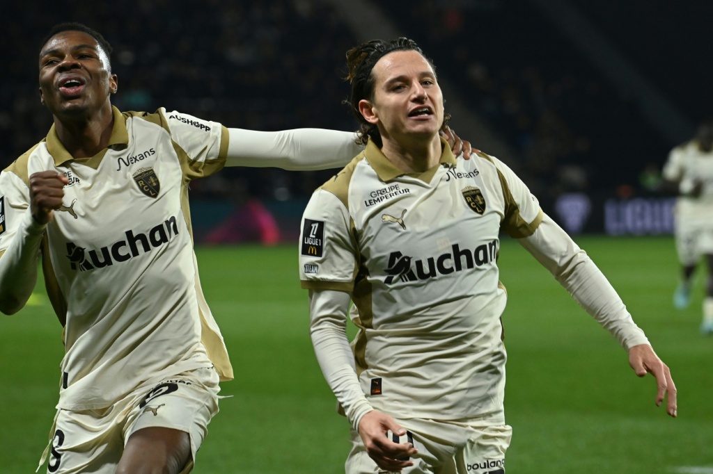 Surpresa da Ligue 1 Lens busca preservar o topo da tabela diante do Nantes