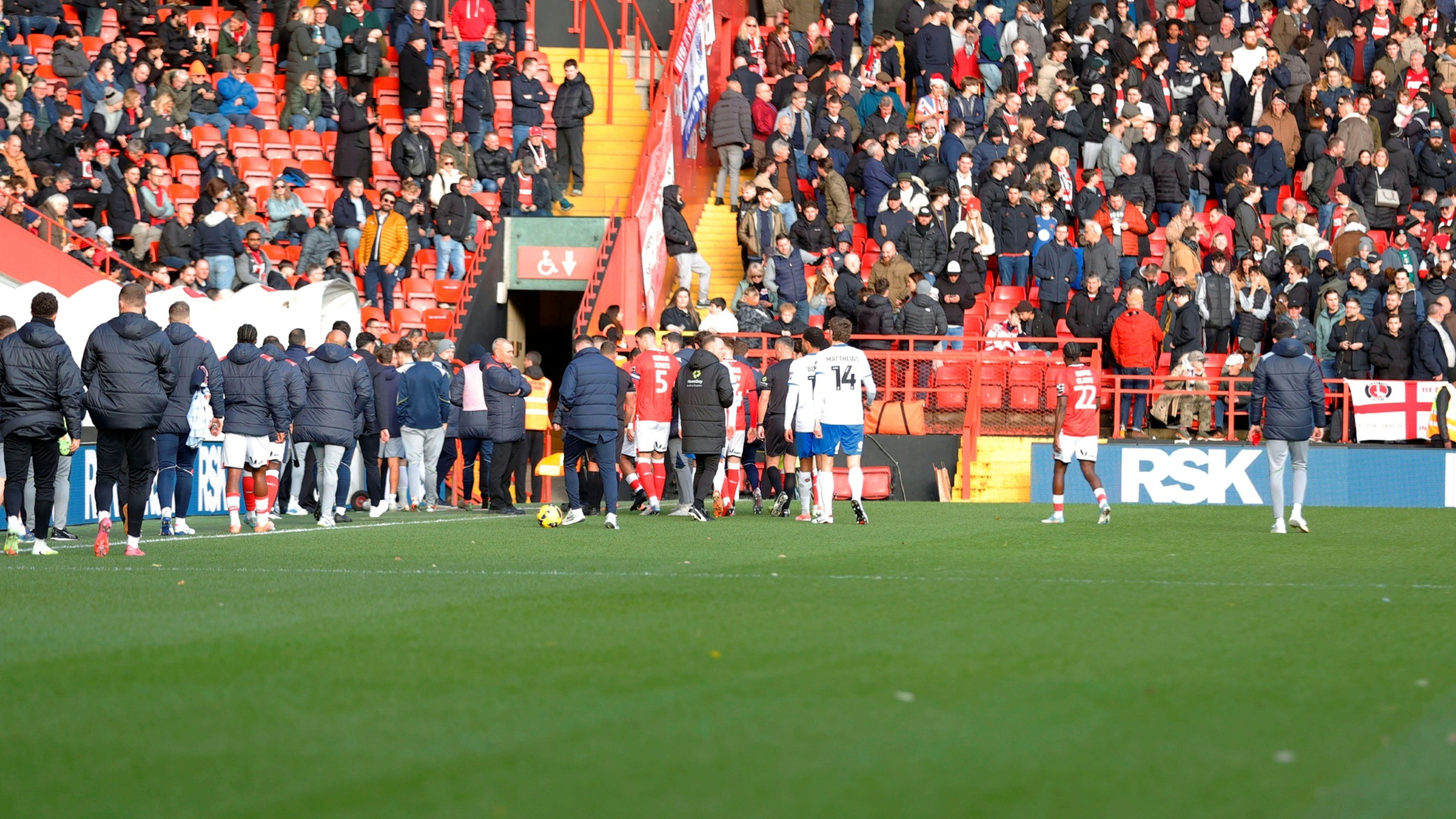 Charlton Spiel nach Notfall abgebrochen Fan verstorben
