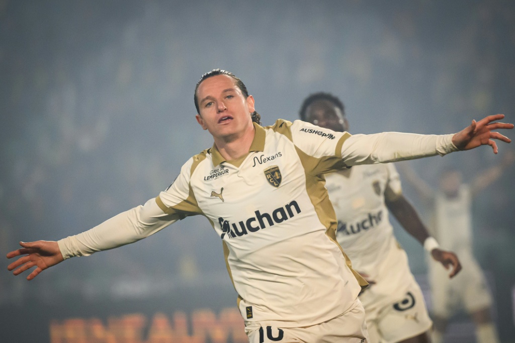 Thauvin scores once more to keep Lens leading Ligue 1