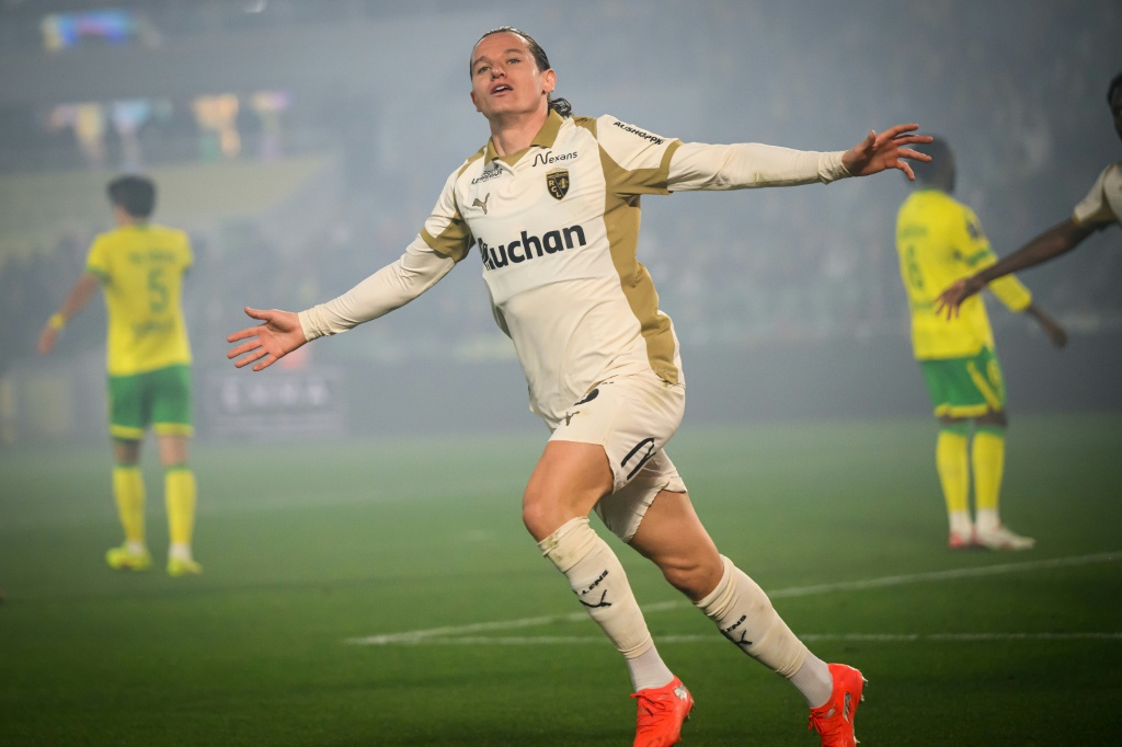 Lens mantiene el liderato con victoria en Nantes y saca cuatro puntos al PSG