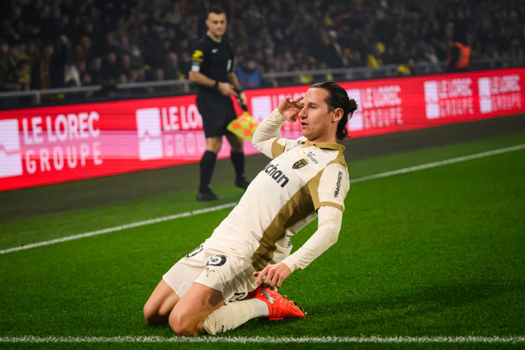 Ligue 1 Lens reste leader face a Paris Strasbourg stagne