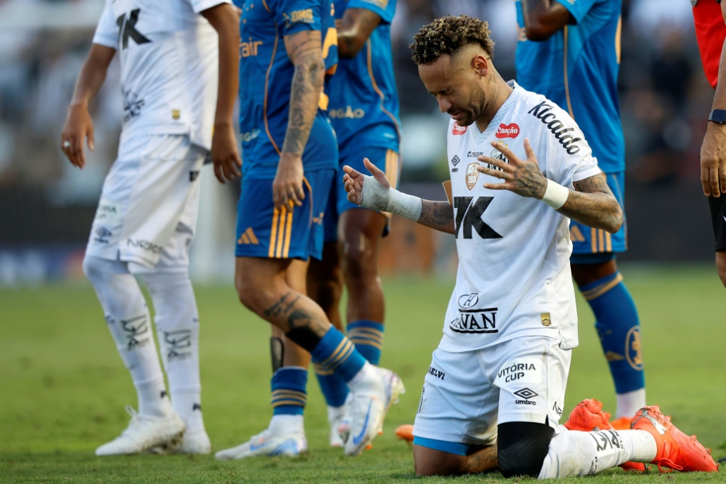 Santos con Neymar derrota 3-0 a Cruzeiro y asegura su lugar en la Serie A del Brasileirao