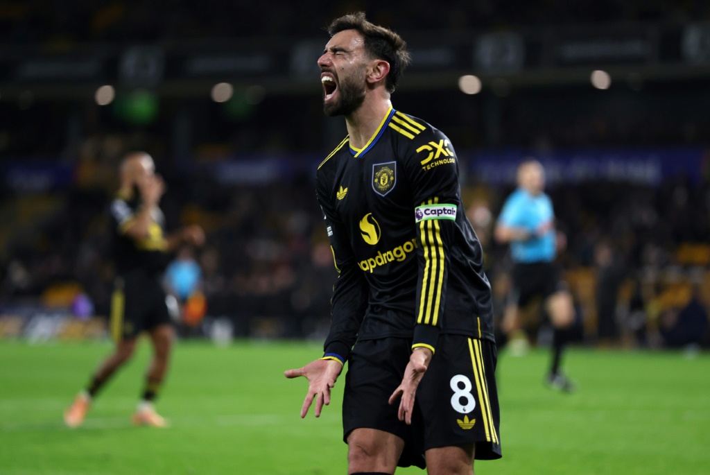 Manchester United aplasta al último Wolverhampton y se mantiene en la lucha por los primeros puestos