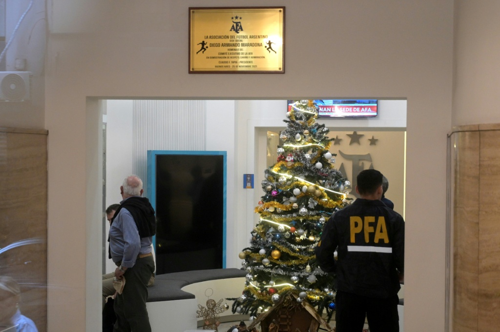 Justiça argentina realiza buscas na sede da AFA e em vários clubes devido a suspeitas de branqueamento de capitais
