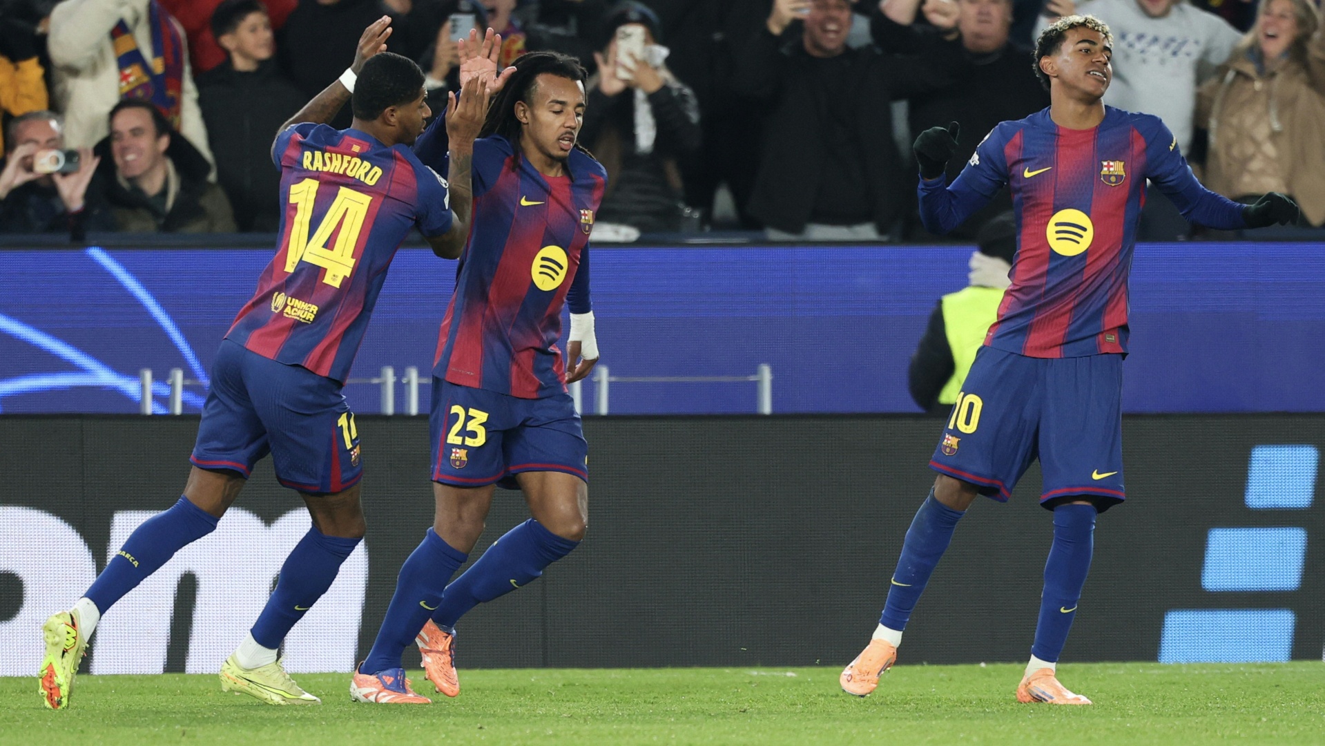 Knauffs Treffer genügt nicht: Barcelona besiegt kühne Eintrachtler