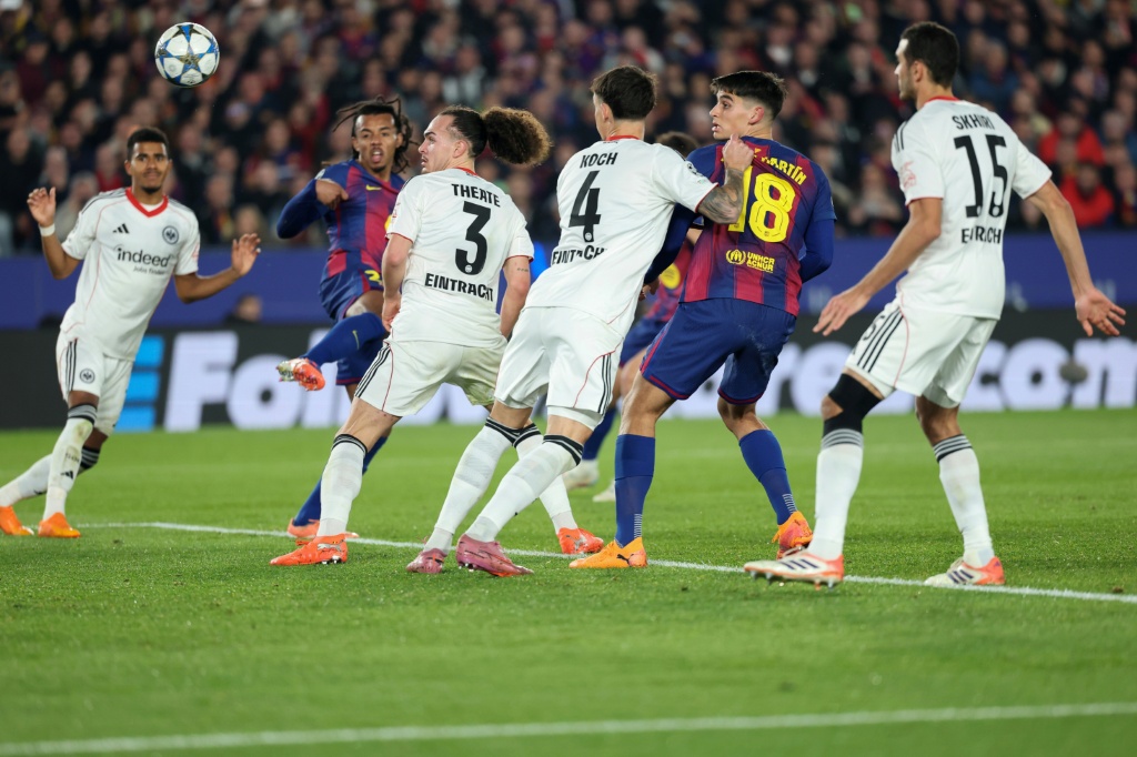 El doblete de Koundé da vida al Barça ante el Eintracht