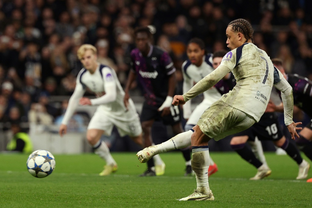 Spursspeler Simons wil eigen erfenis opbouwen nu hij Son opvolgt