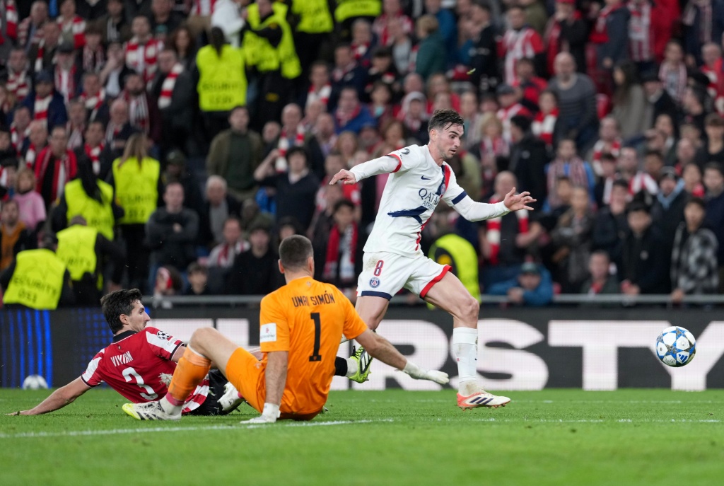 Muhtesem Simon Athletici PSG Karsilasmasinda Berabere Bittiren Kurtarislarla Yonetiyor