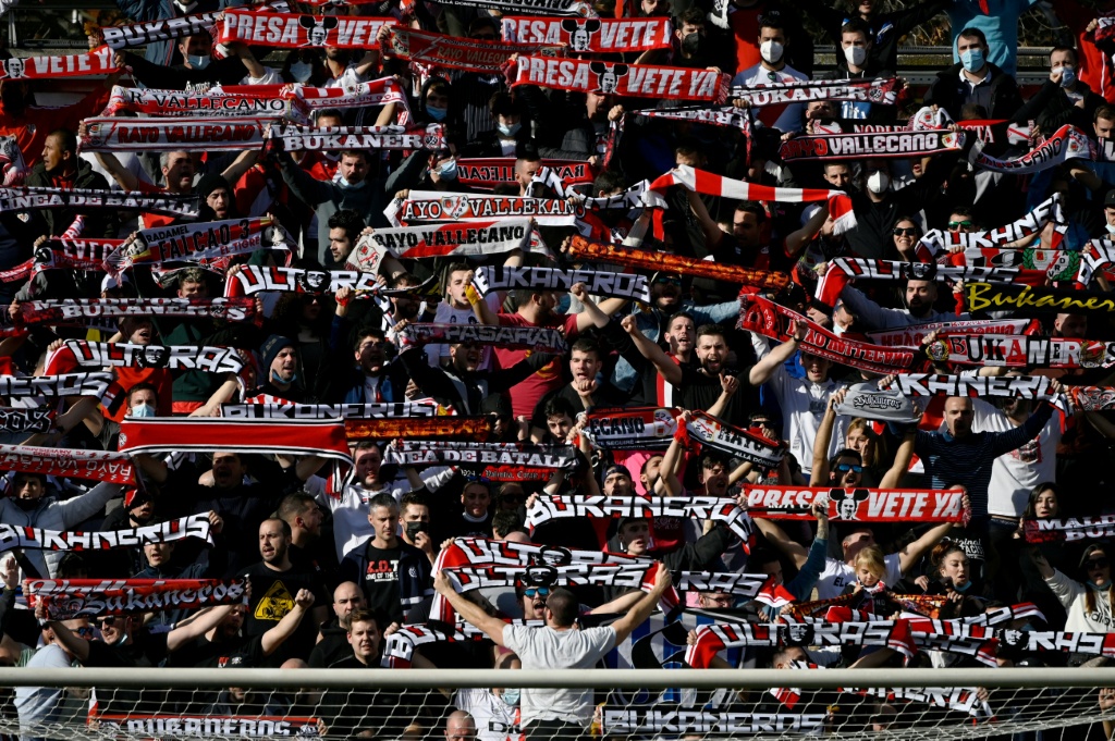 Tres aficionados del Rayo Vallecano ingresados en hospital por asalto a autobuses en Polonia