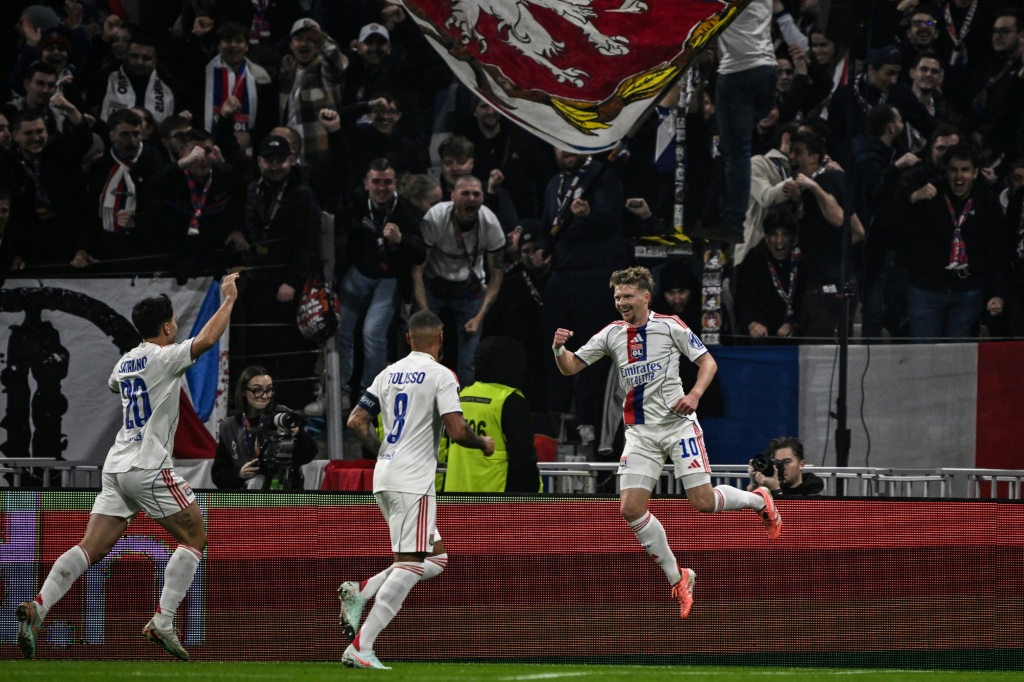 Líderes Lyon, Midtjylland e Aston Villa triunfam na Liga Europa