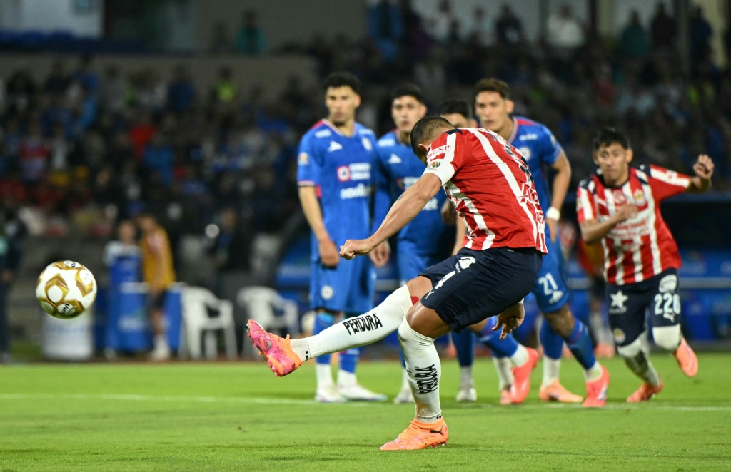 Javier 'Chicharito' Hernández cierra su segunda etapa en Chivas de Guadalajara entre controversias