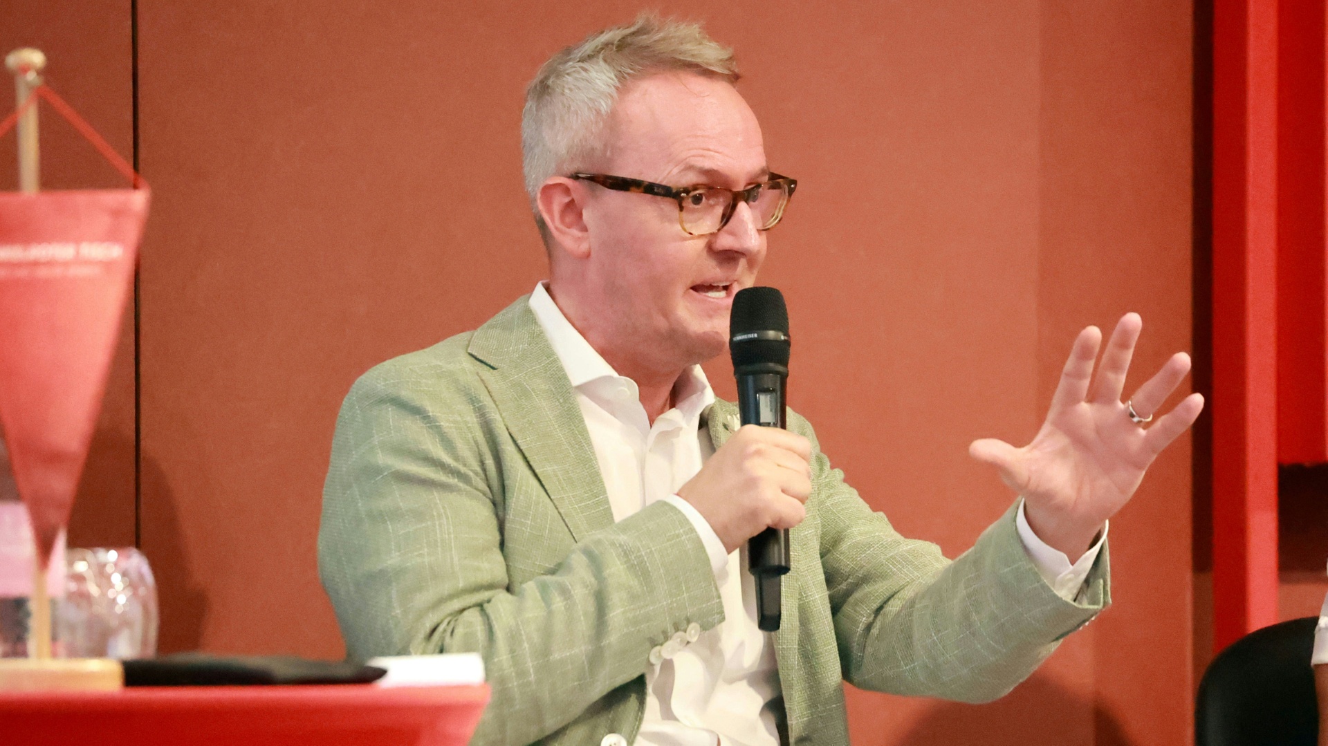 Konflikt bezüglich Frauen DFL Wehrle verlangt Ausführung des Konzepts