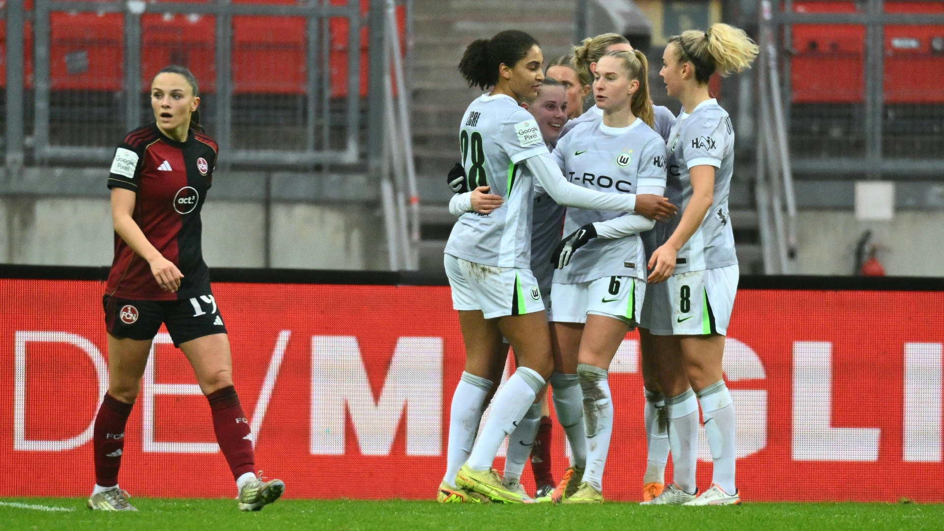 Deutlicher Erfolg in Nürnberg: VfL Wolfsburg hält den Abstand zu Bayern klein