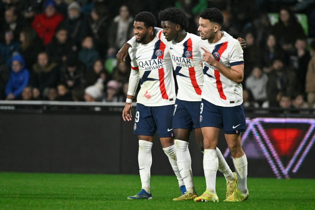 Ligue 1: le PSG bat Metz de justesse grâce à ses jeunes talents et Doué