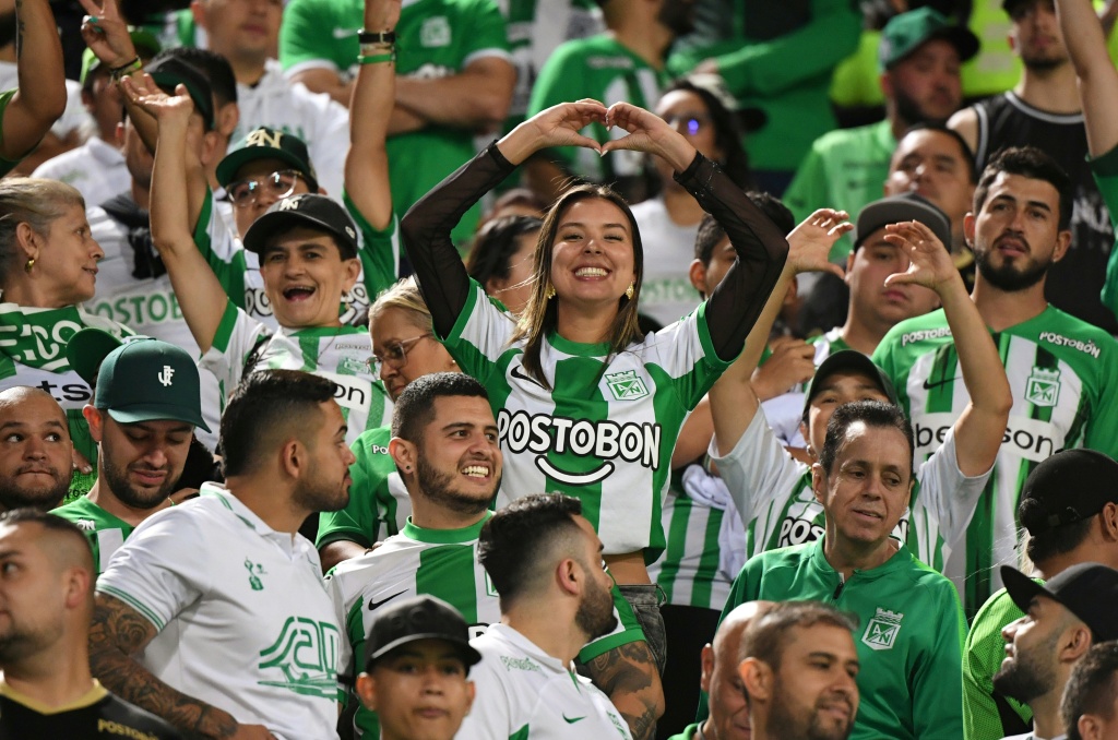 Casi 60 heridos por disturbios entre hinchas en un estadio de Colombia