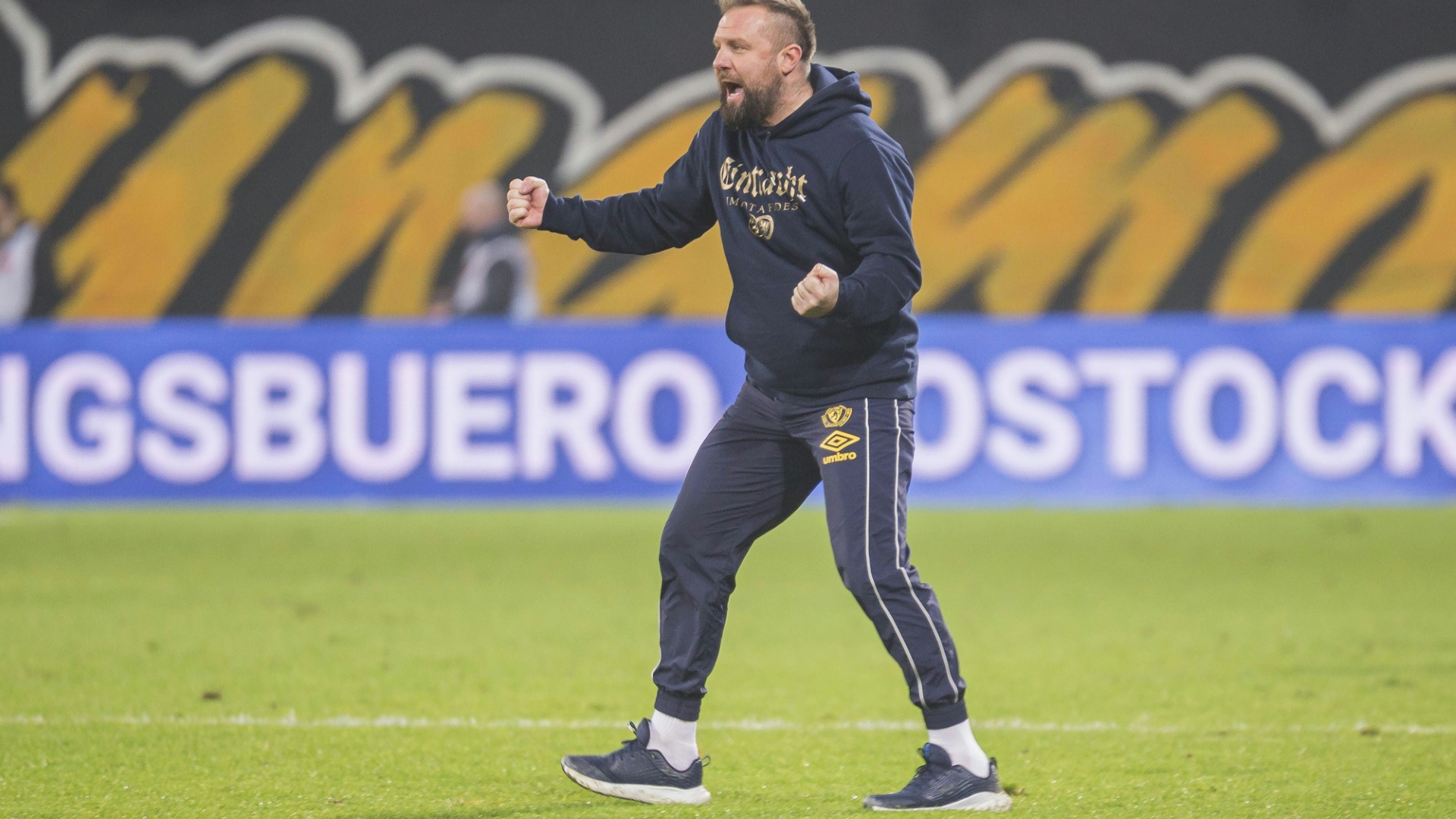 Eintracht Trainer mit Schalke Tattoo begeistert sich riesig