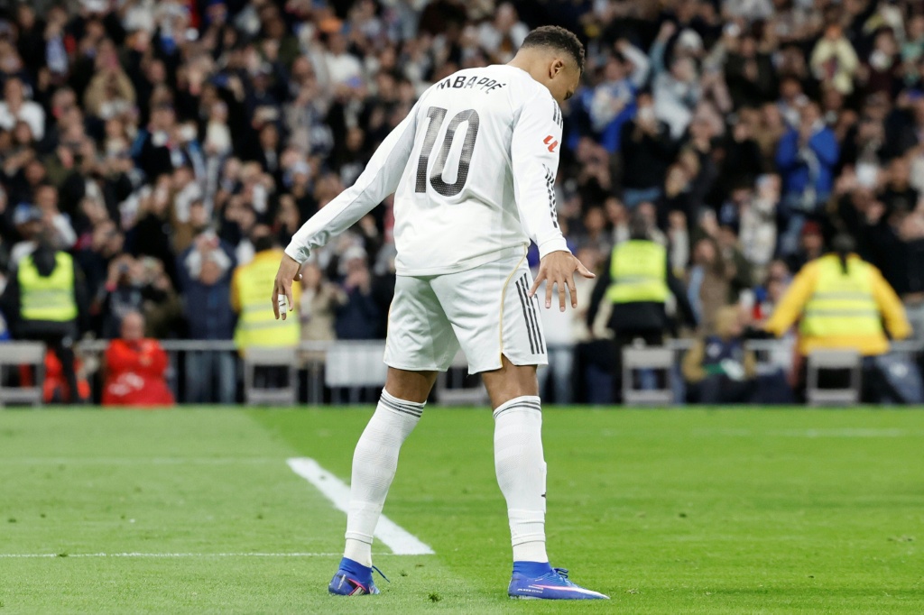Mbappé assegura triunfo do Real Madrid ante o Sevilha (2-0) e equipara registo de CR7