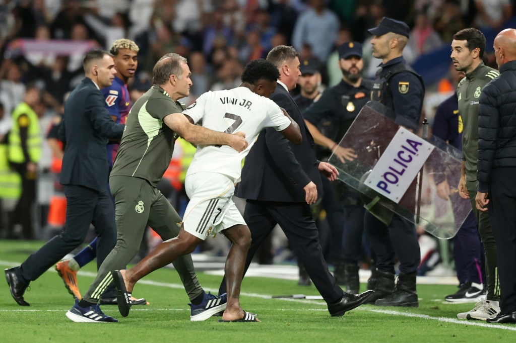 Vinícius concluye su annus horribilis con una estruendosa pitada en el Bernabéu