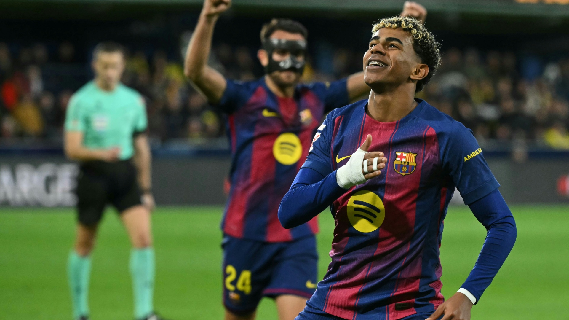 Barcelona triumphiert bei Verkürzung der gegnerischen Mannschaft