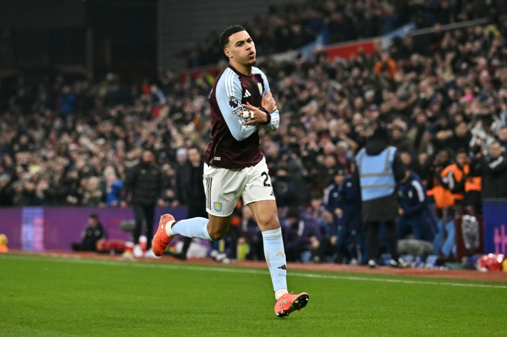 Роджерс блистает, помогая Вилле одолеть Манчестер Юнайтед и укрепить борьбу за титул