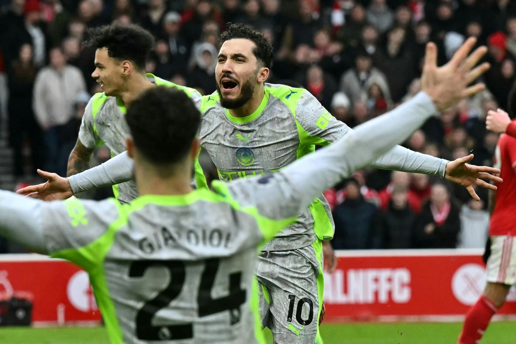 Rayan Cherki impulsa el triunfo del Manchester City ante el Nottingham Forest (2-1)