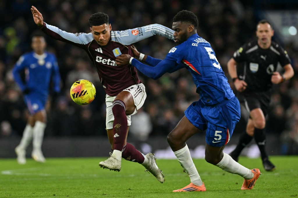 En Angleterre Arsenal maintient son avance Aston Villa triomphe sur Chelsea en pleine déroute