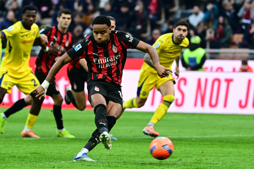 Nkunku scoort eerste Serie A treffers en zet AC Milan bovenaan