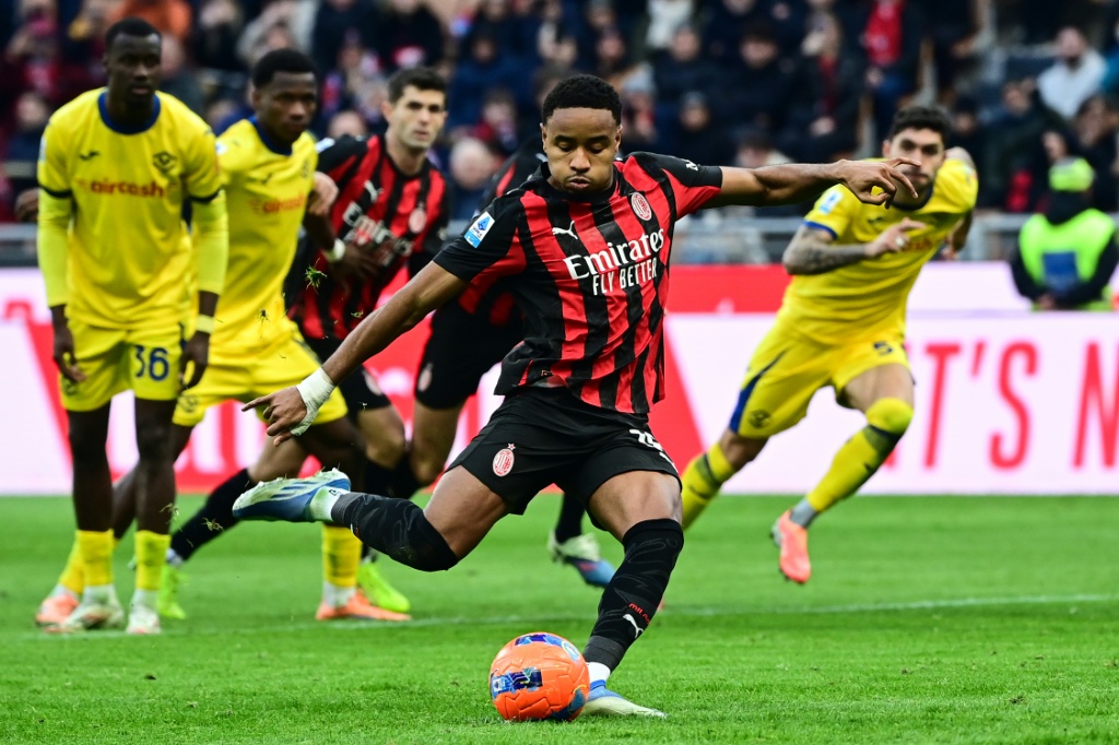 En Serie A l AC Milan surclasse Verone grace a un double de Nkunku