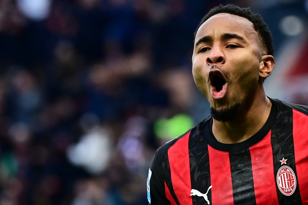 El AC Milan derrota al Hellas Verona y se hace con el liderato provisional, el Napoli mantiene el pulso